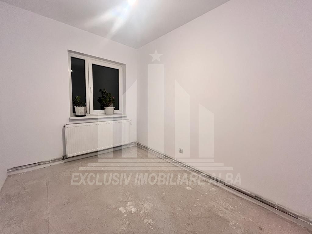 Apartament cu 3 camere etaj intermediar, Cetate - Poză 1