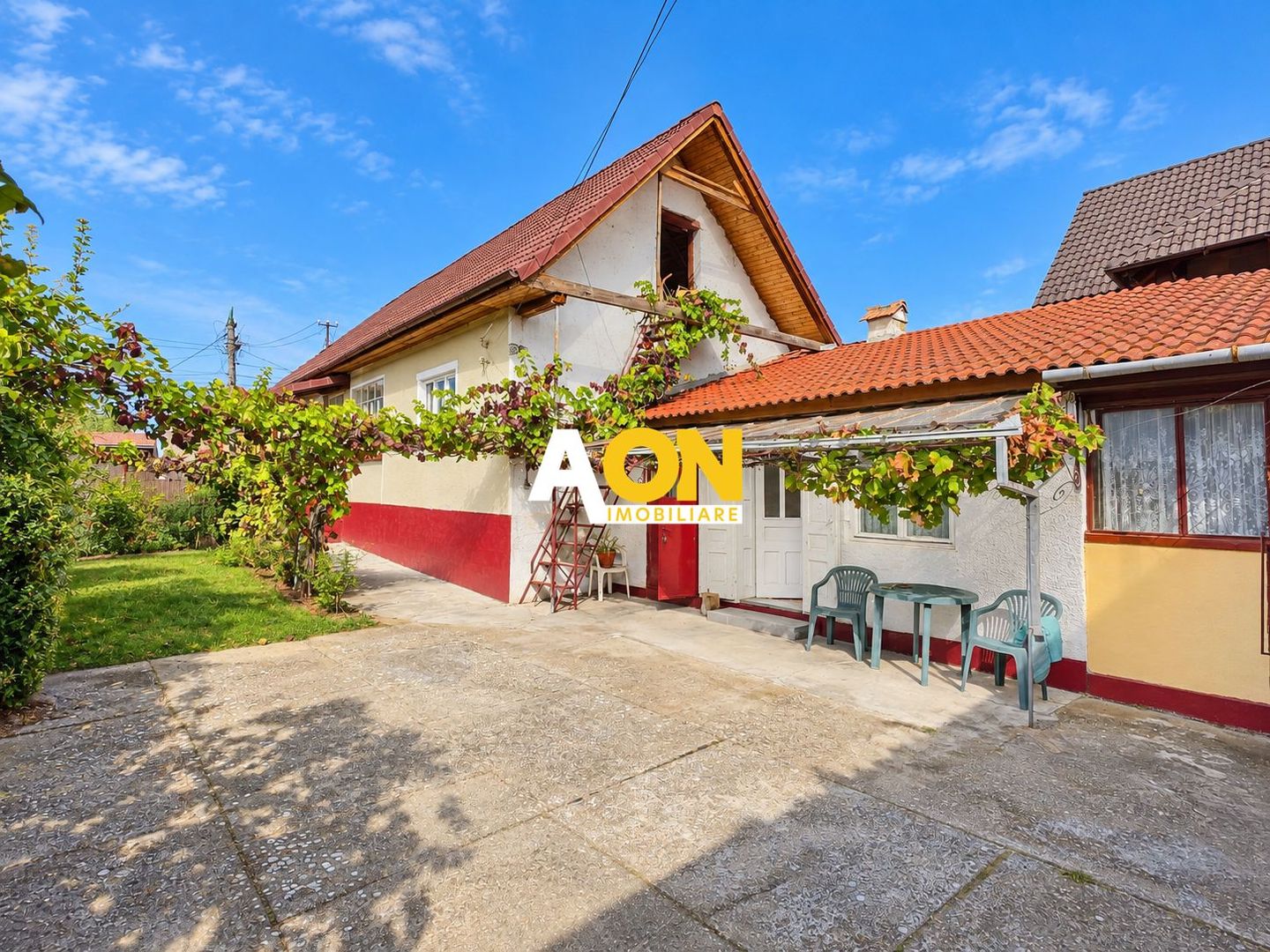 Casa traditionala, 3 camere, la asfalt, 1685 mp teren, Ciugud - Poză 2