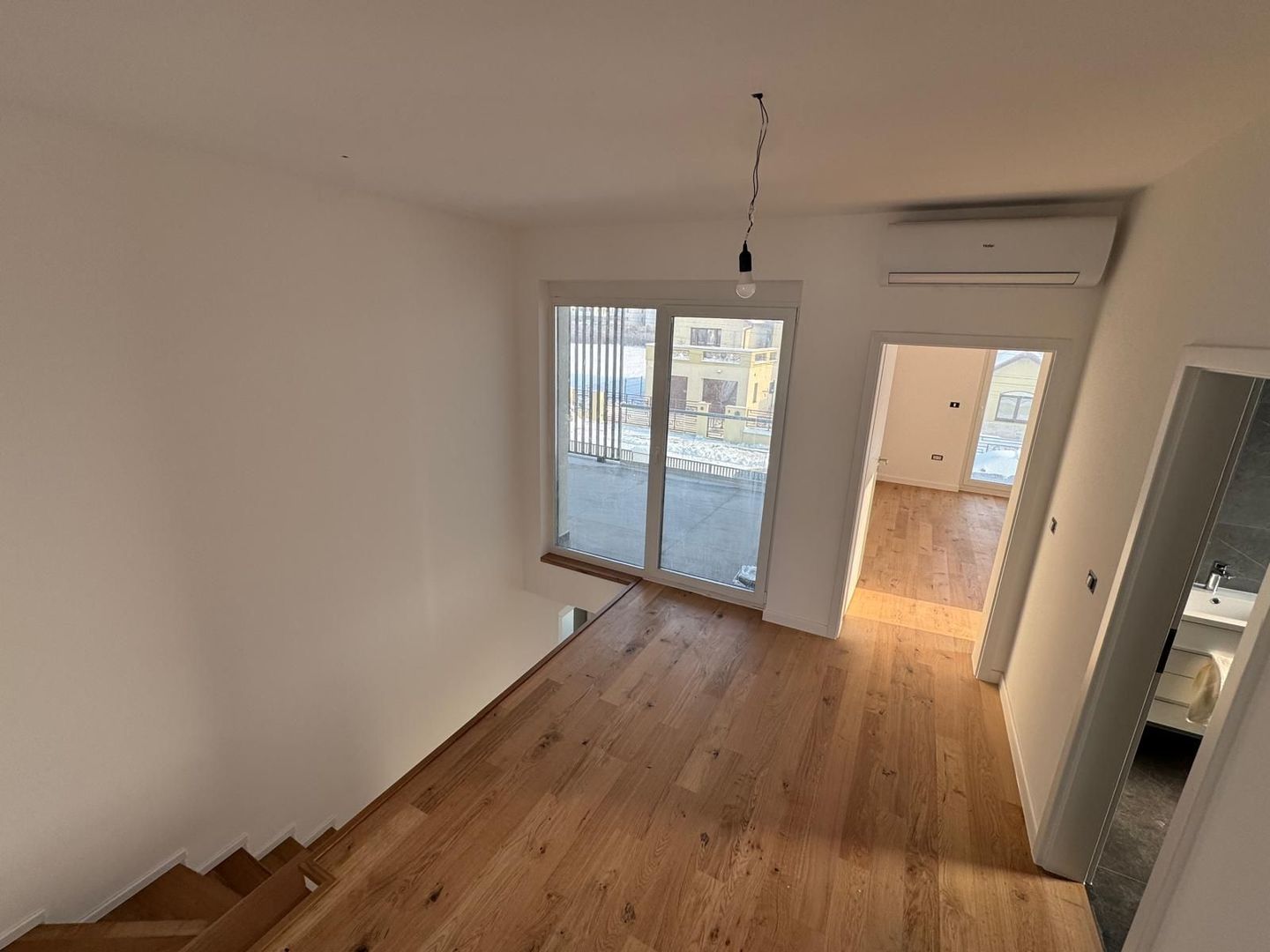 Duplex despărțit prin perete dublu/ Garaj - Poză 15