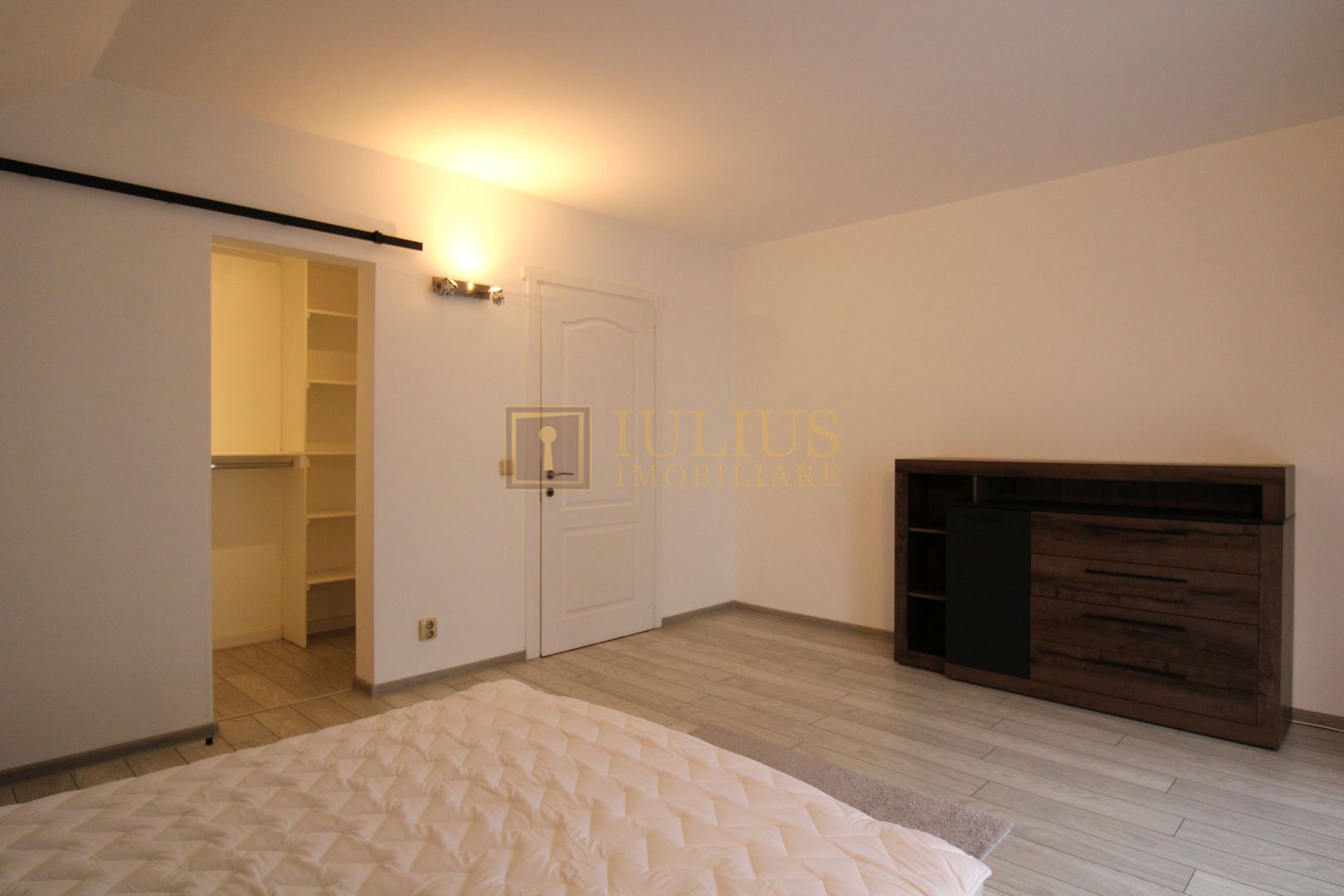 Casa individuala, zona Brytim, 4 camere + 2 bai, centrala proprie. - Poză 22