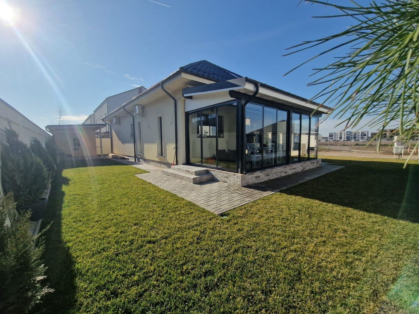 Casă complet mobilată și utilată, cu grădină amenajată | teren 500 mp - Poză 4