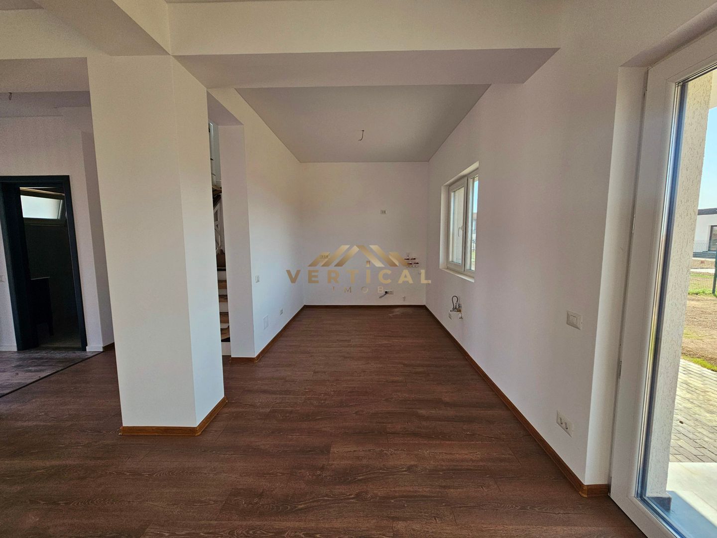 De vanzare vila 4 camere - cartier Mega Parc Residence -comuna Berceni - Poză 9