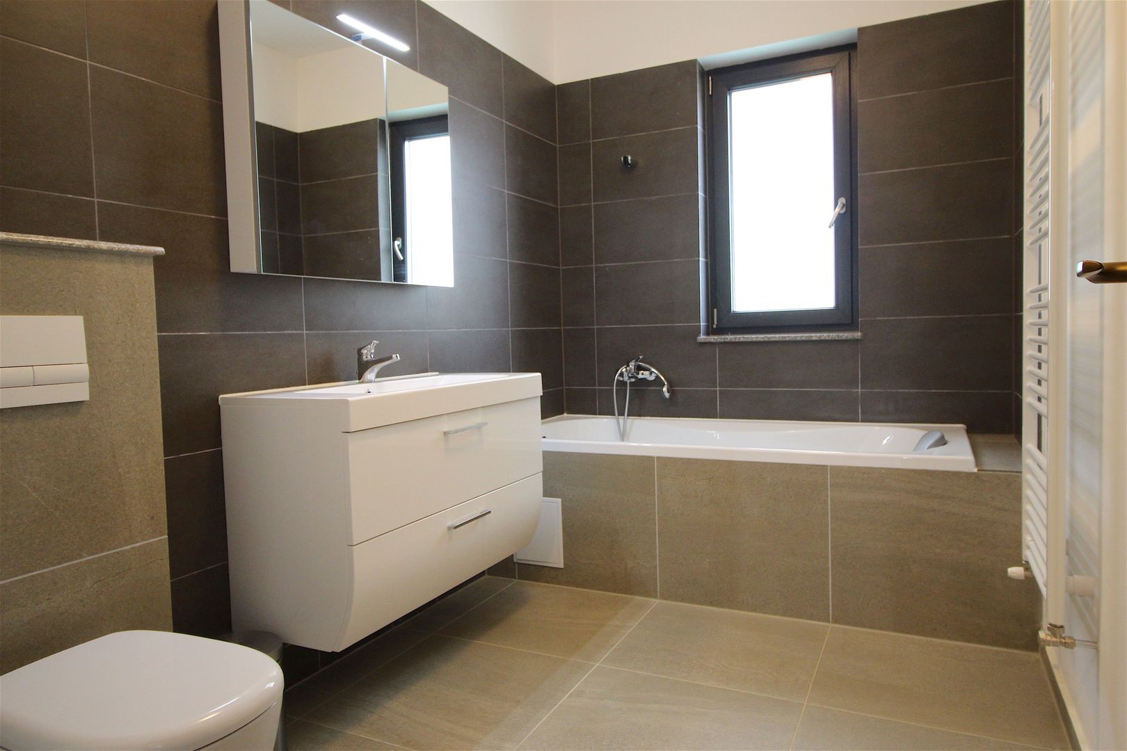 Apartament cu 3 camere de închiriat în zona Nord - Poză 8