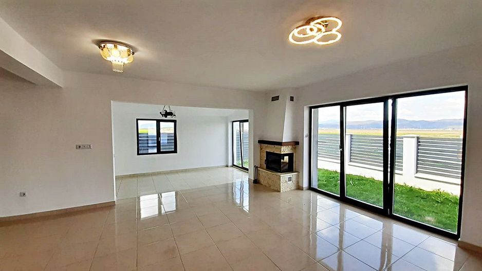 Casa noua in Cristian, libera, gata pentru a fi locuita. - Poză 3