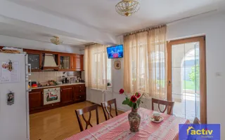 Vilă cu arhitectură aparte, spații generoase și curte intimă | Ovidiu - Poză 12