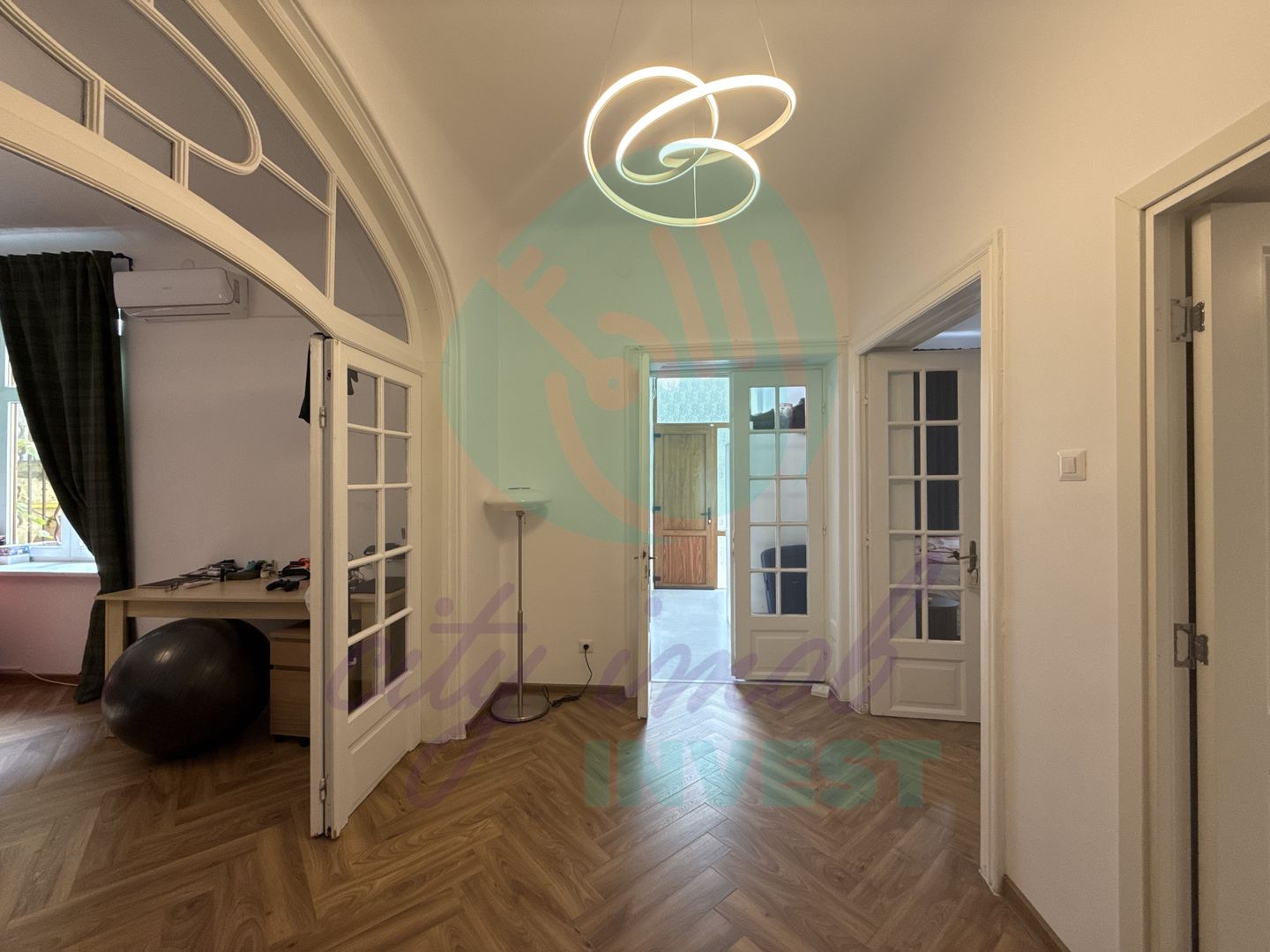 Apartament cochet vila edificata in perioada interbelica - Poză 3