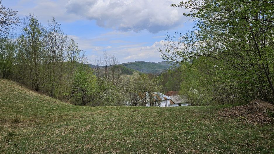 Teren intravilan 1454 mp la marginea padurii zona locuita de case! - Poză 2