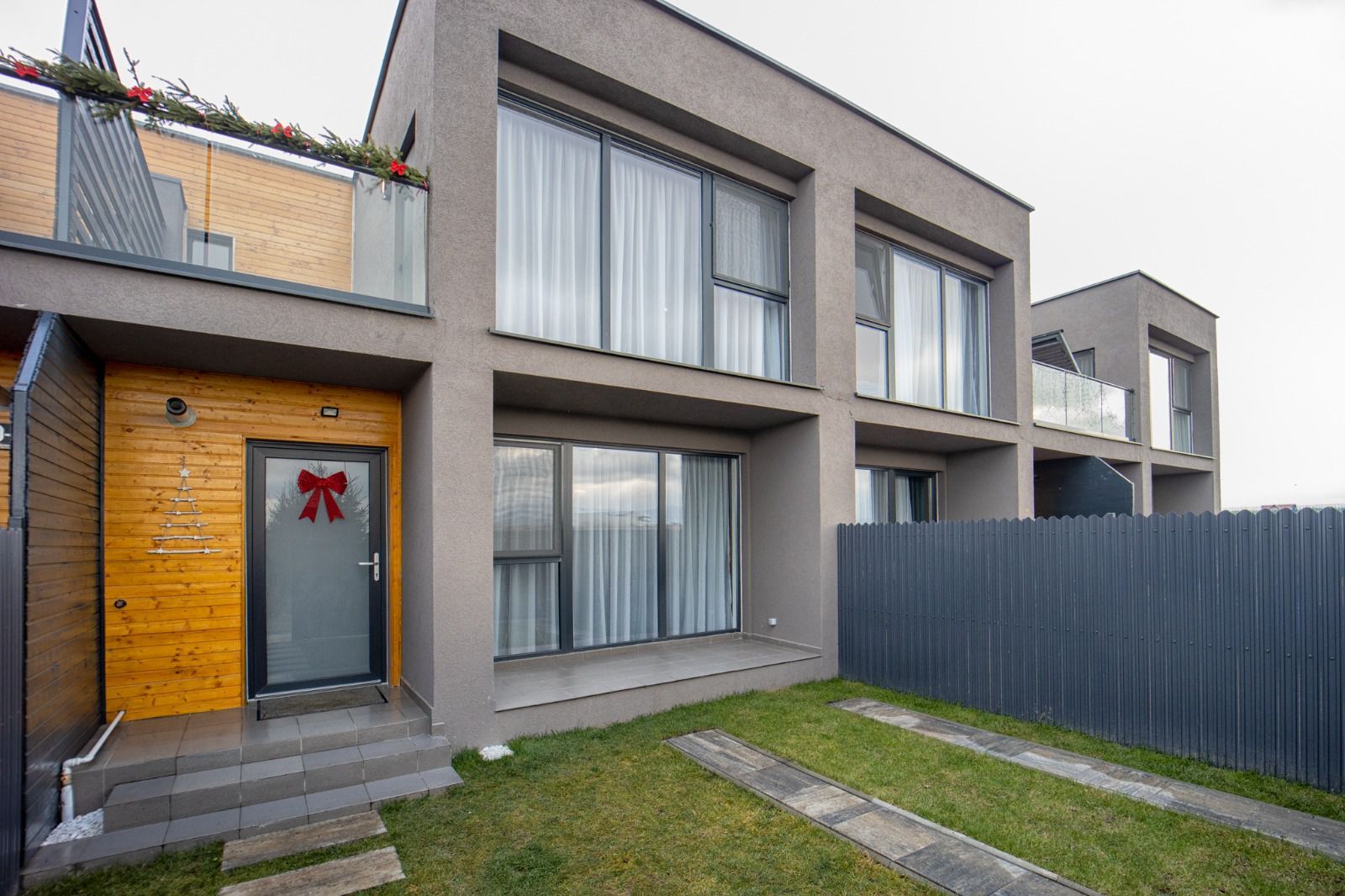 Casă înșiruită de vânzare în Sânpetru | Mobilată și utilată premium - Poză 17