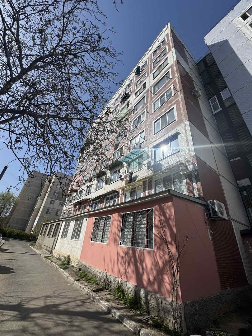 Se vinde apartament vizavi de parc - Poză 1