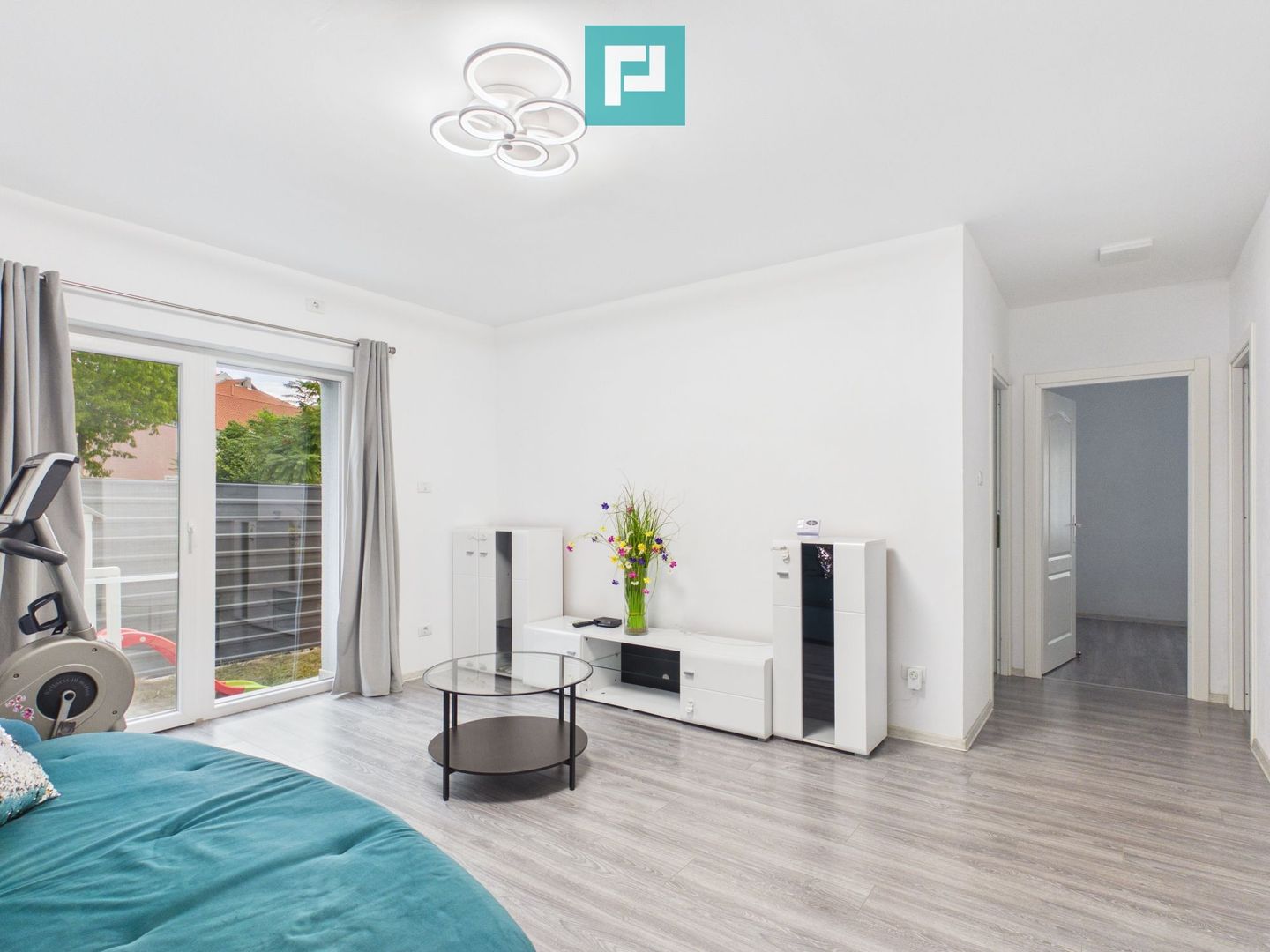 Apartament cu 3 camere si curte in Alfa - Poză 1