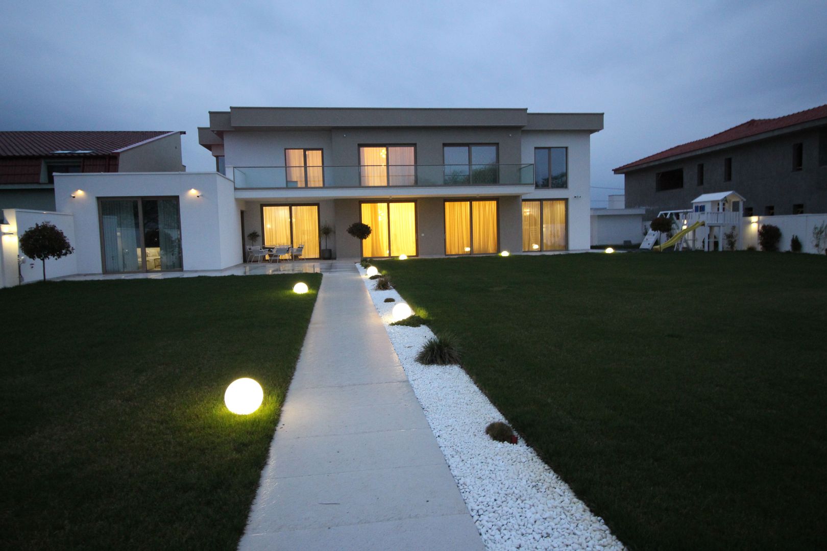 Casă / Vilă cu 8 camere de vânzare în zona Est - Poză 1