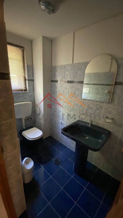 Vila de vanzare, teren 3100 mp, 7 camere, 6 grupuri sanitare, 3 CT, an 1997 - Poză 48