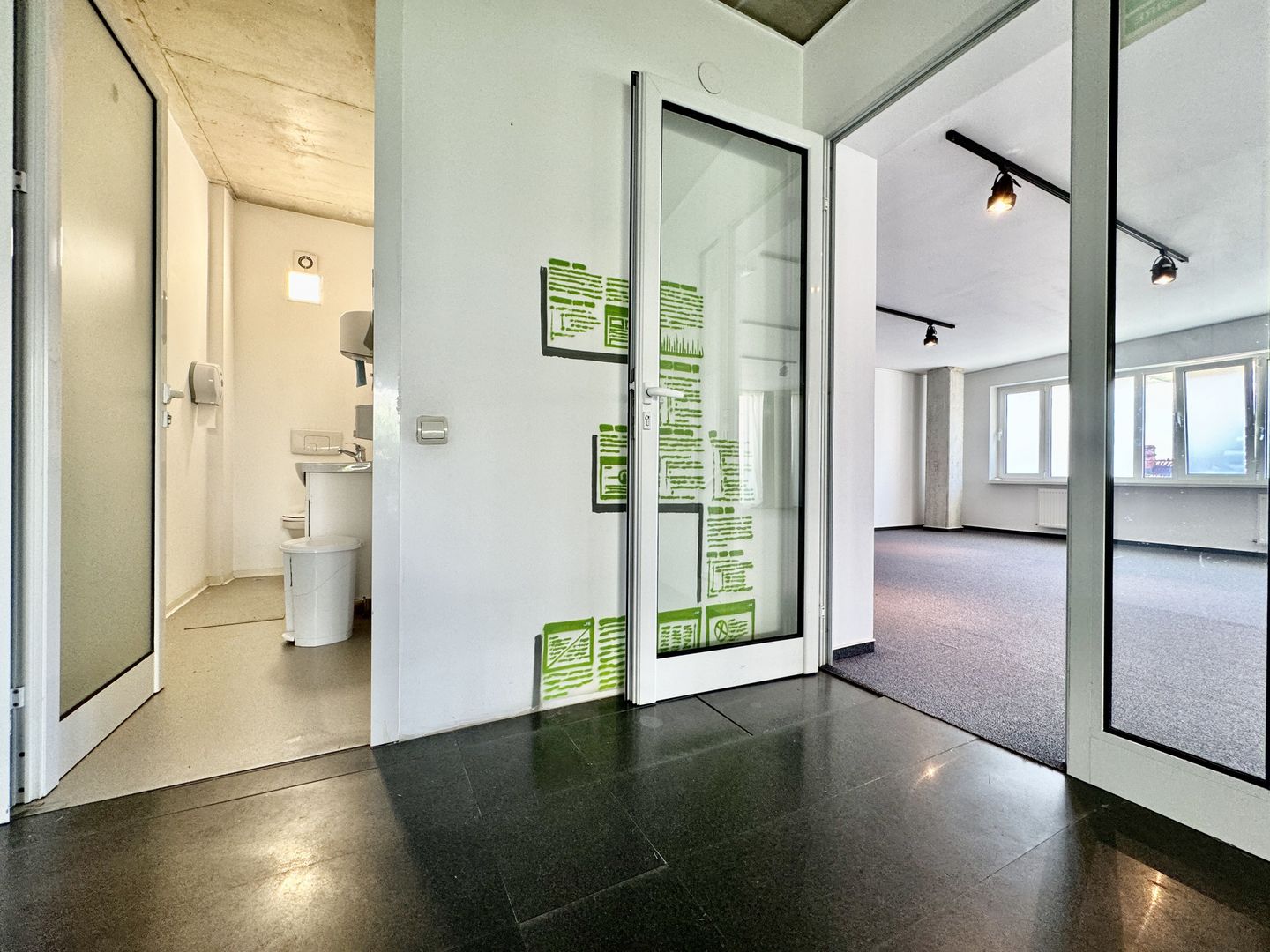 Clădire de birouri în zona Centrală - Poză 25