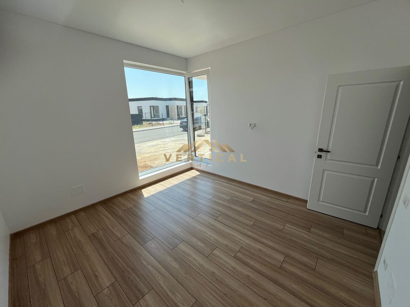 Casă Modernă cu 2 Dormitoare și Curte Berceni Ilfov - Poză 9