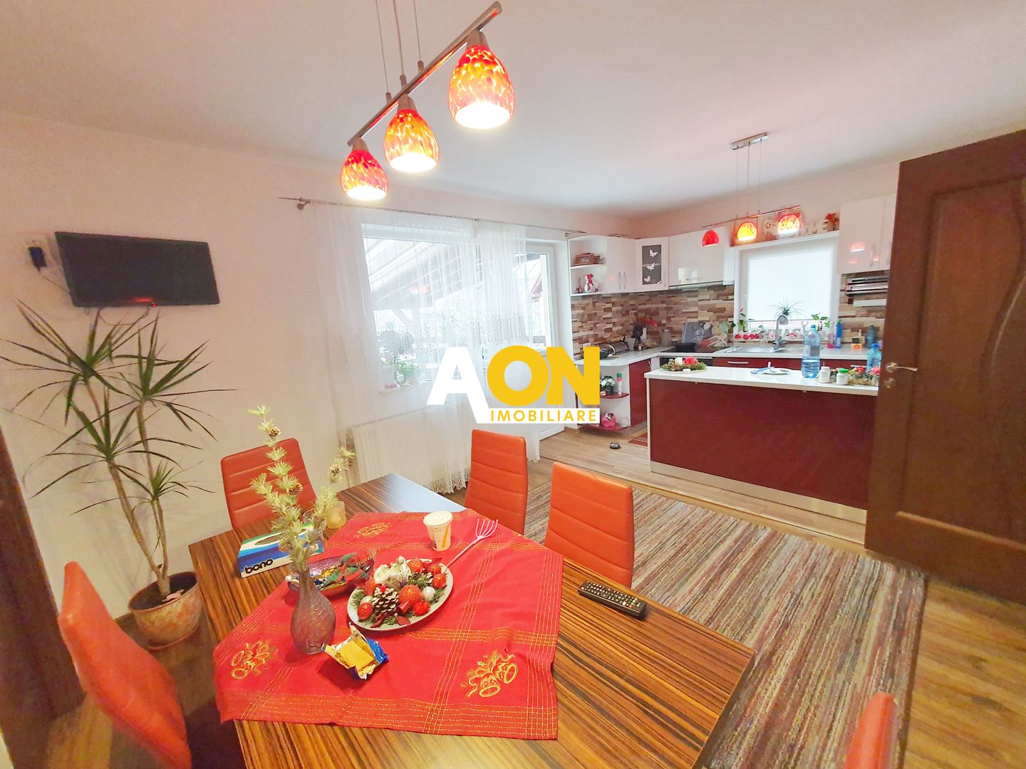 Casa pt 2 familii sau pt. clinica medicala, 8 camere, 486 mp teren - Poză 2