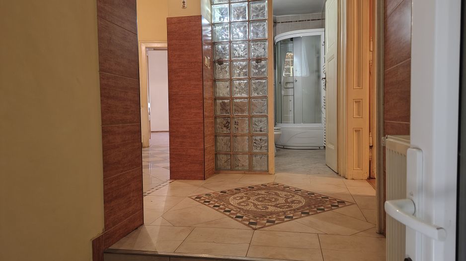 Apartament la casă cu front stradal,  str. M. Eminescu. 119 900 E. - Poză 1