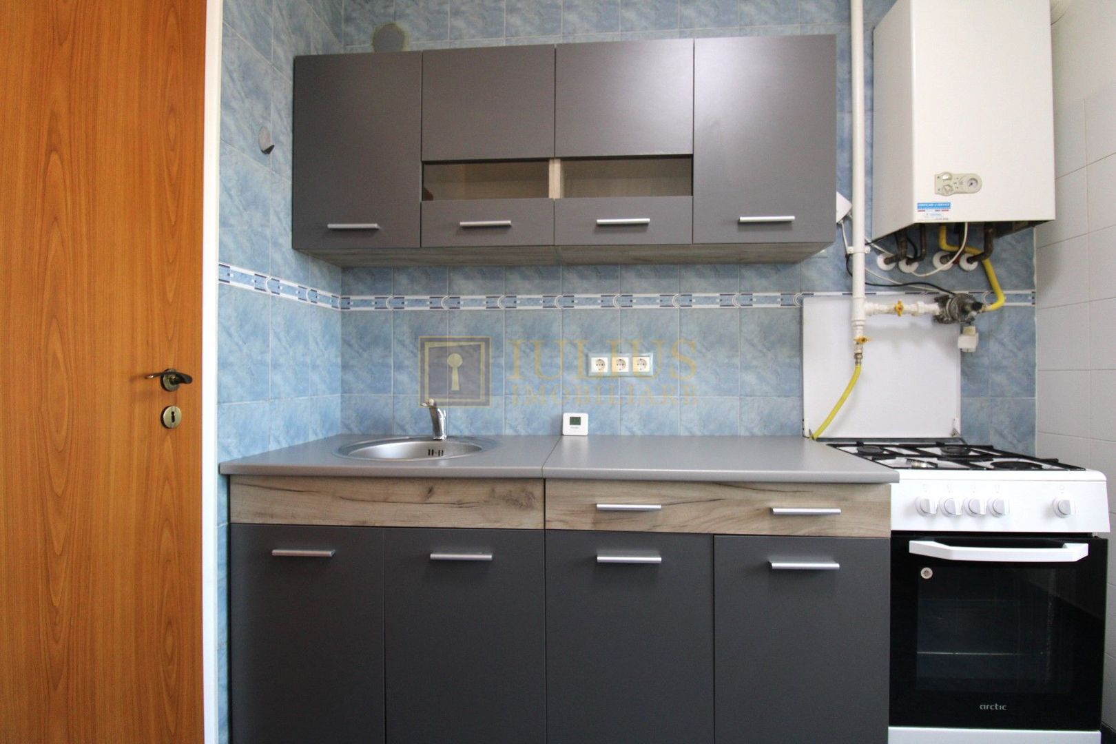 Aradului; decomandat, bucatarie inchisa. Parcare privata inclusa. - Poză 14