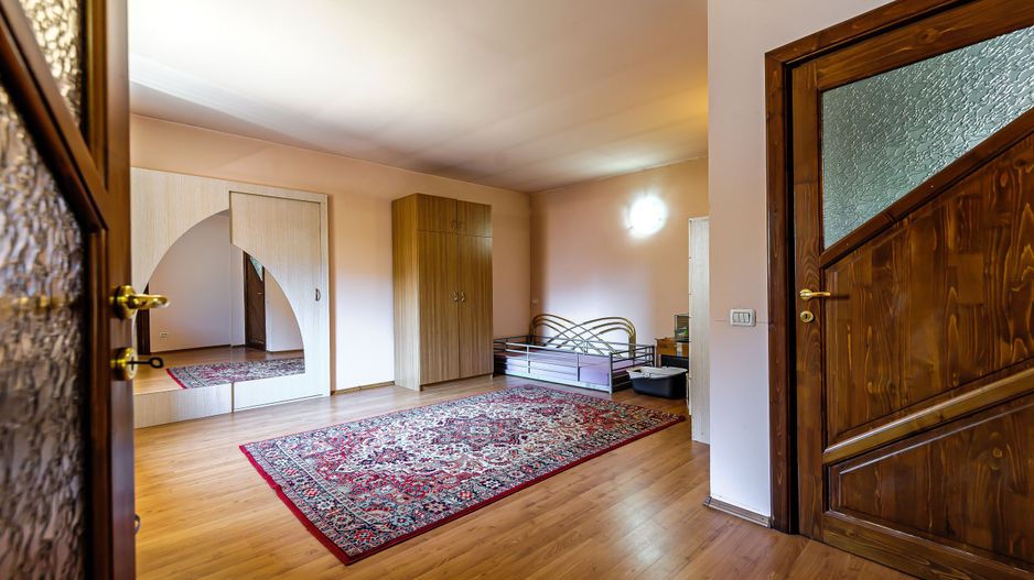 Casă superbă cu 6 camere, gradină și terasă, în centrul Aradului. - Poză 7