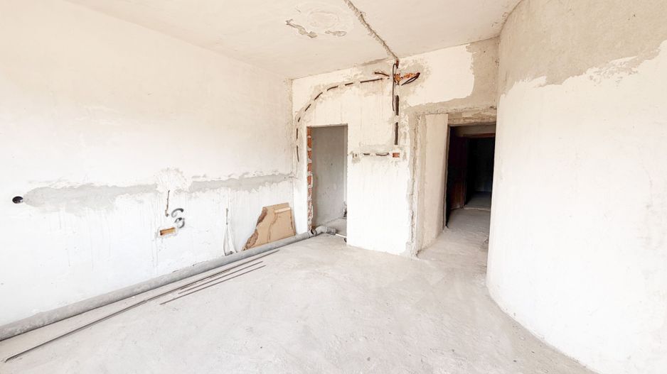 Casă la rosu cu teren generos de vânzare aproape de Intim - Poză 4