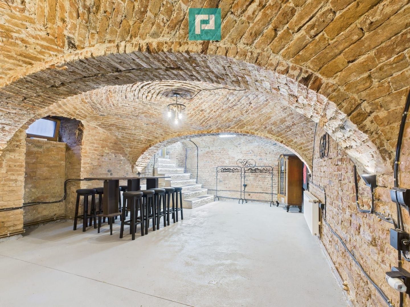 Eleganță subterană - pivniță exclusivistă Arad - Poză 7