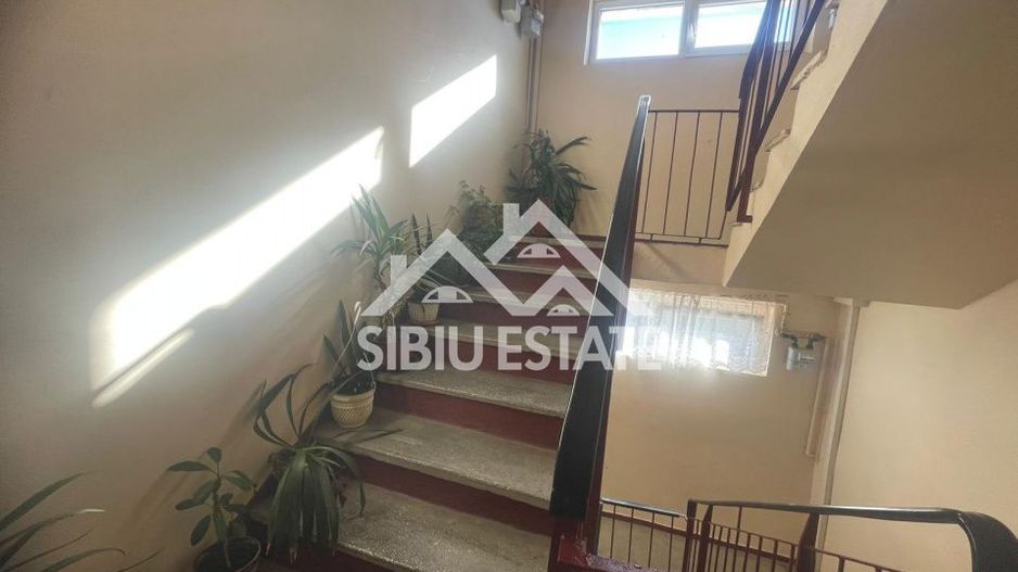 Apartament de vanzare cu 3 camere, decomandat -55 mp. balcon, pivnita - Poză 8