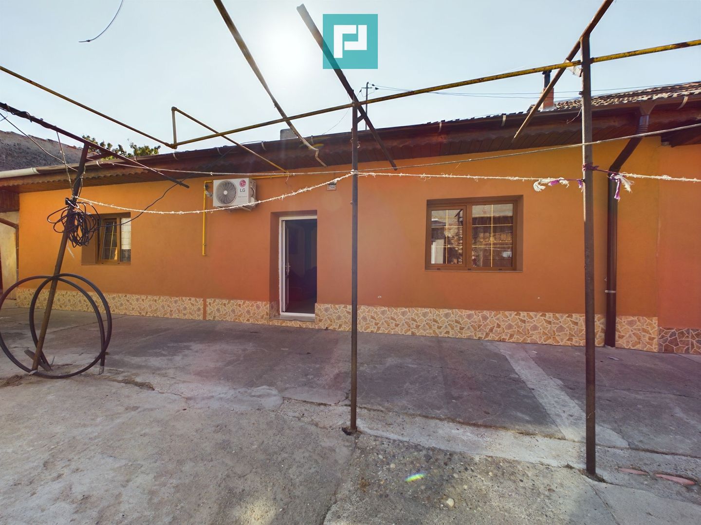 Apartament cu 2 camere la curte comună, Pârneava - Poză 1