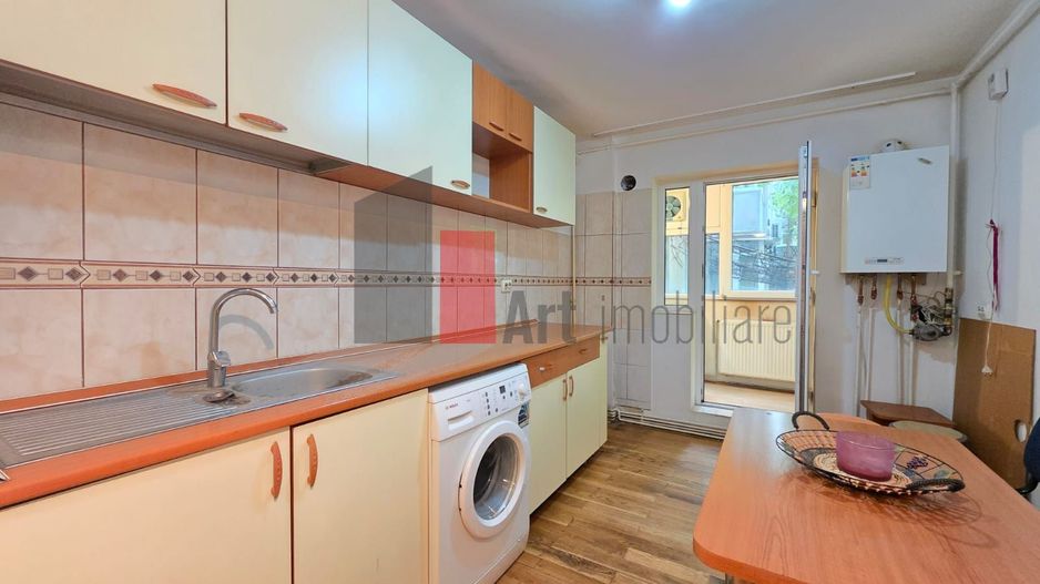 Apartament spațios cu 4 camere Crangasi - Poză 6