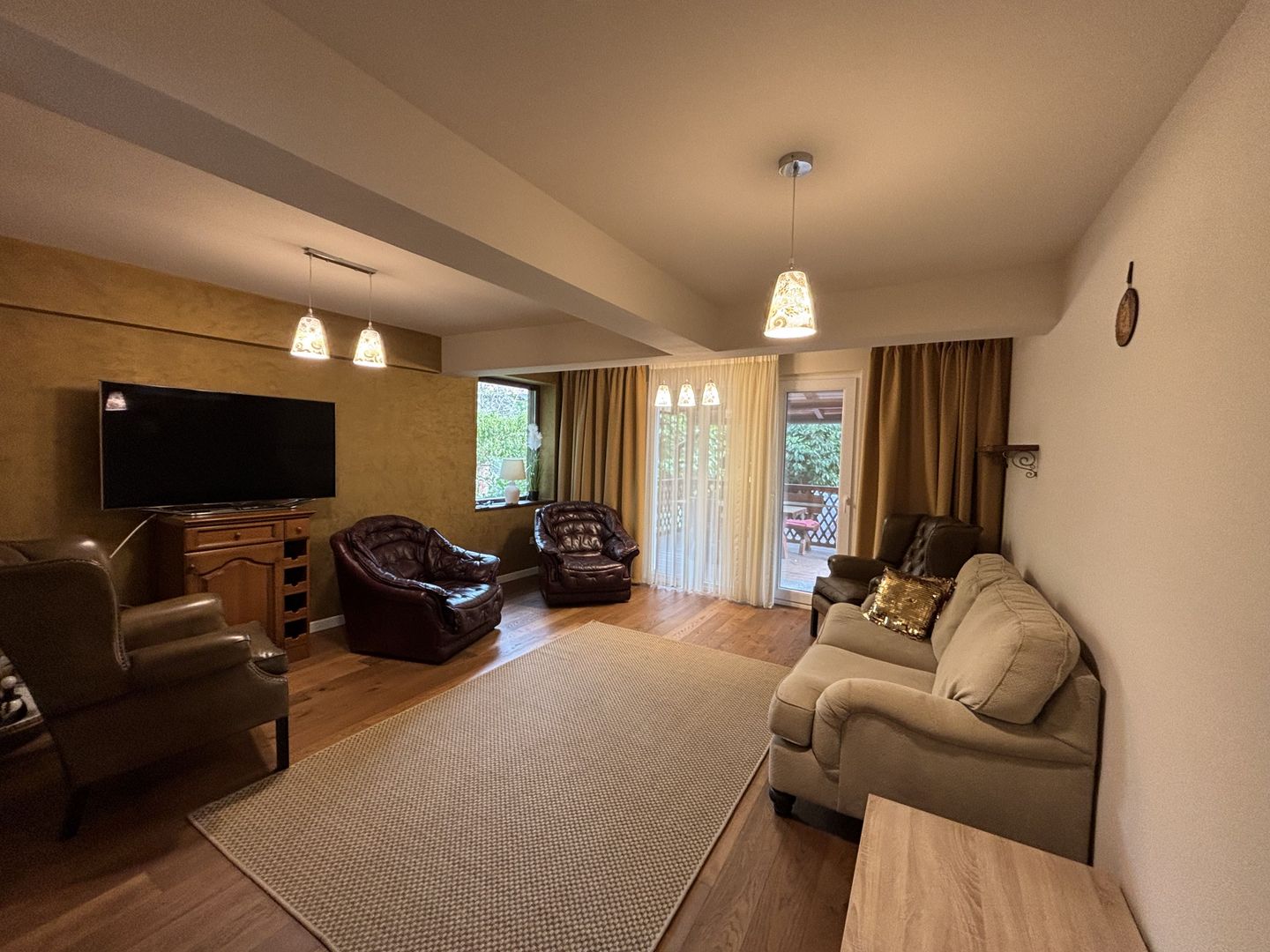 Apartament privat la casa la 5 minute de Piața Victoriei - Poză 2
