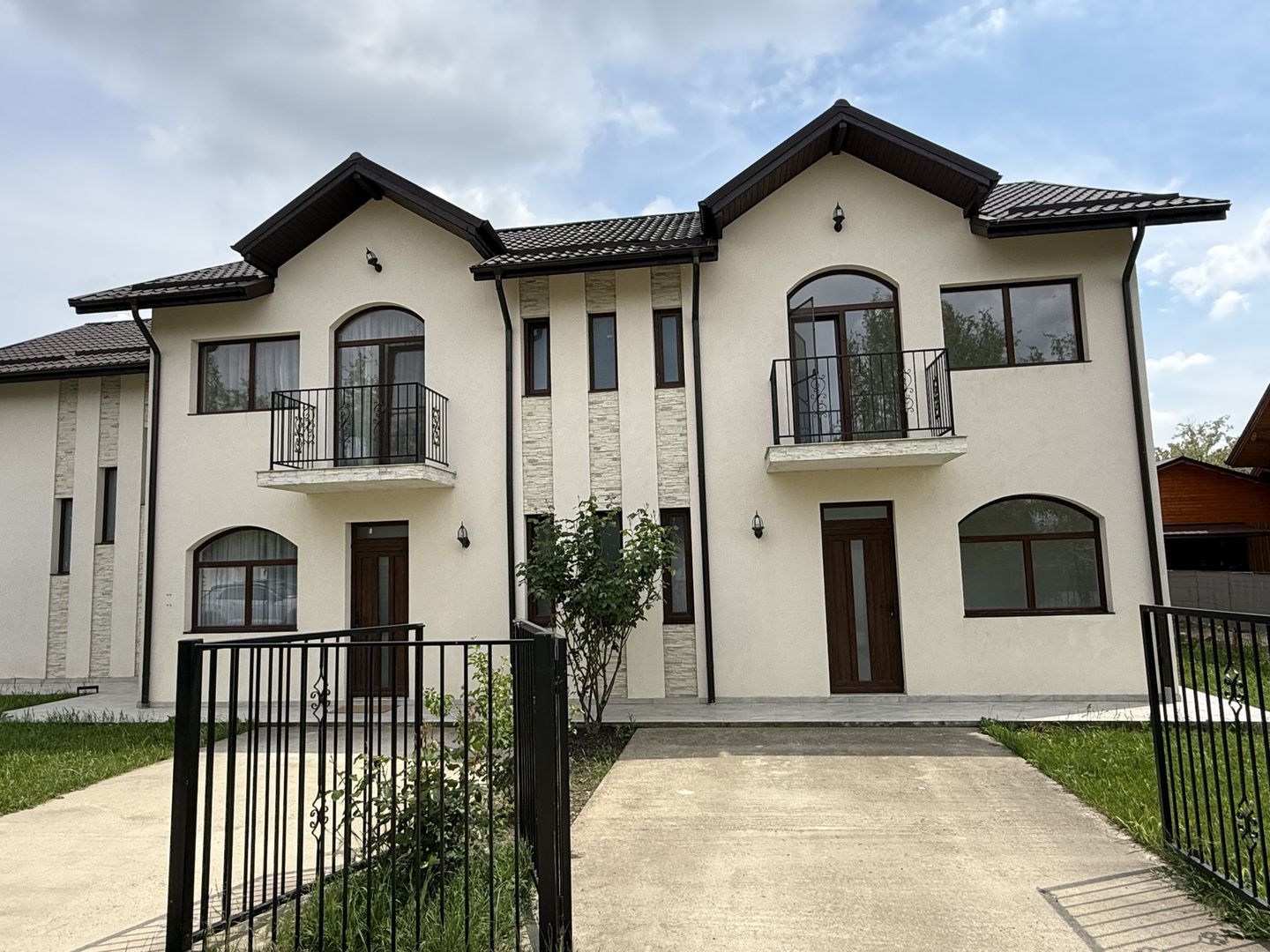 Vila 4 camere cu arhitectura deosebita langa pădure in Corbeanca ! - Poză 1