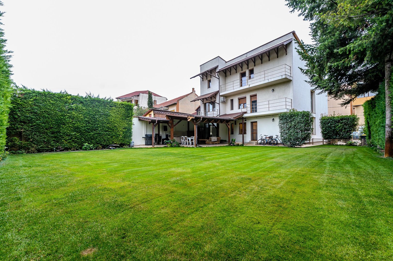 Vilă exclusivistă pe malul Mureșului – design modern si teren generos - Poză 2