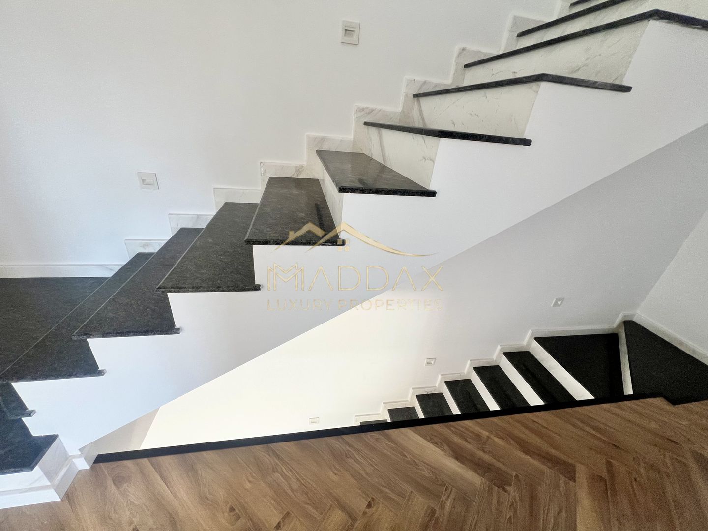 Vilă **6 camere  **451mp // Zona Iancu Nicolae - Poză 89