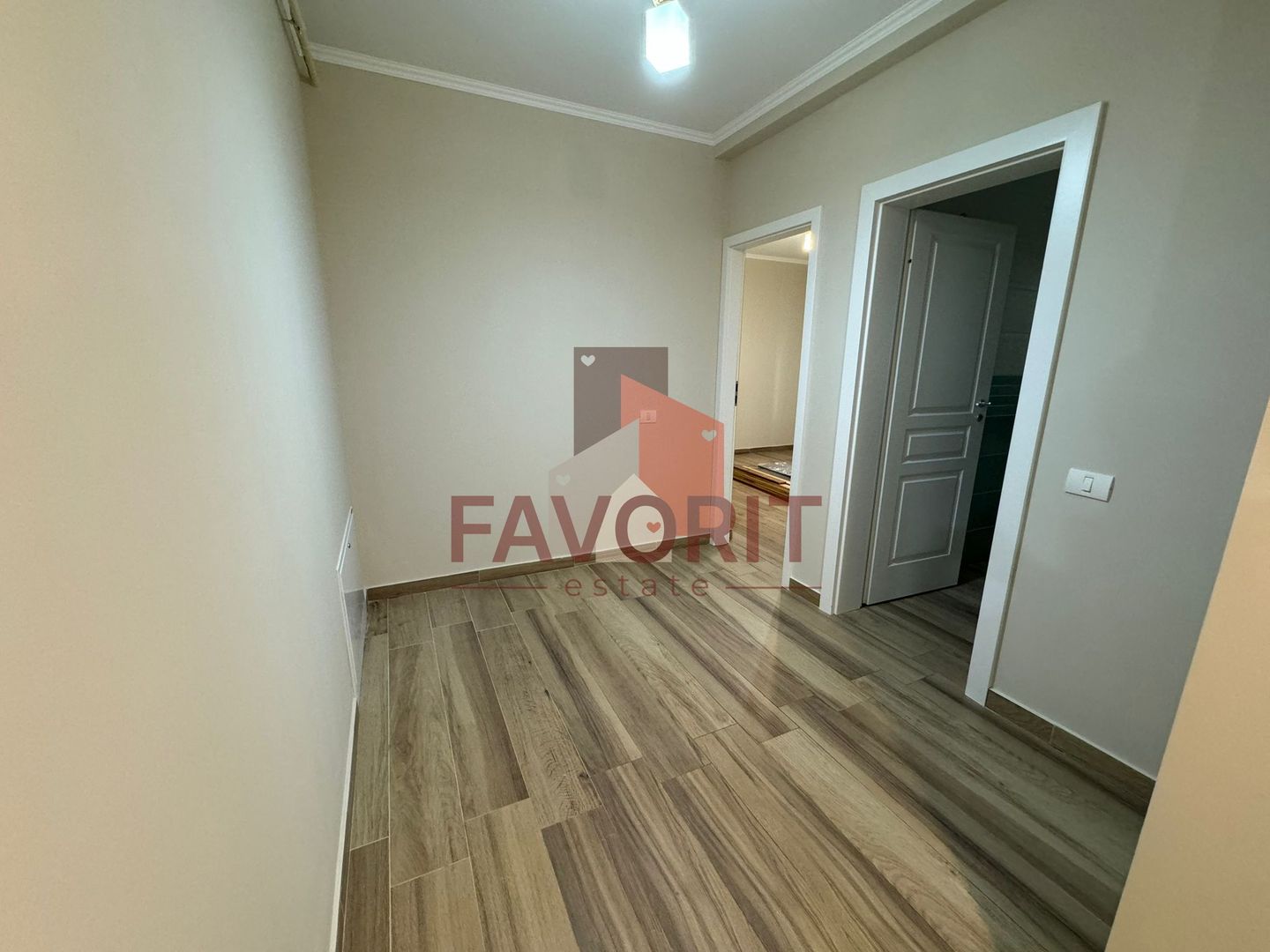 Curte proprie. Loc de parcare. Strada asfaltata - Poză 3