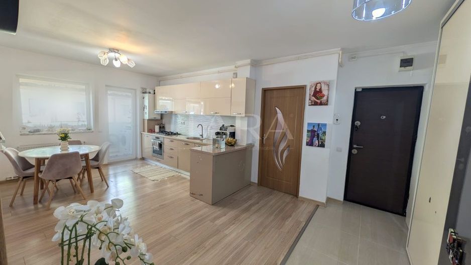 Apartament cu 3 camere, balcon închis, parcare cu CF separat. - Poză 2
