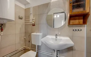 Două case. O singură curte. Mai multe feluri de a spune „acasă” - Poză 17