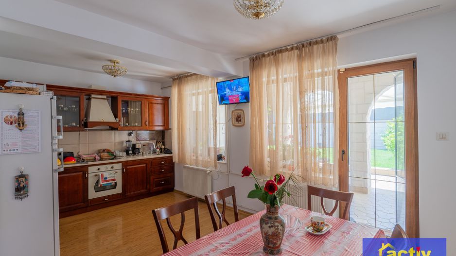 Vilă cu arhitectură aparte, spații generoase și curte intimă | Ovidiu - Poză 12