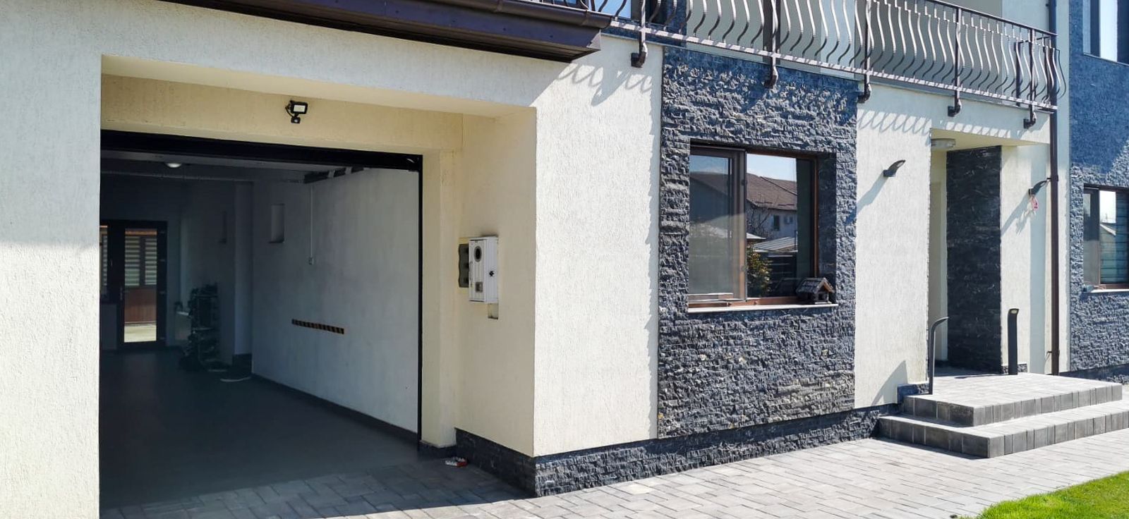 Descoperă Eleganța și Rafinamentul: Vila de Vis pe un lot generos - Poză 3