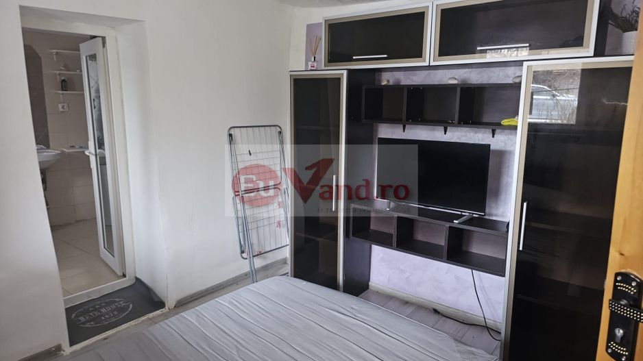 Casa 35 mp cu curte 300 mp, Micro 17 – Str. Oltului, 250 euro lunar - Poză 2
