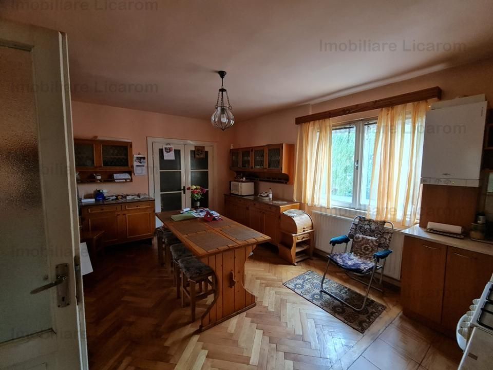Proprietate individuala-3 apartamente,spatiu comercial,garaje,gradina,curte - Poză 1