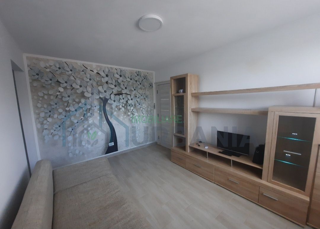 Apartament 3 camere, renovat complet, mobilat și utilat, lângă Colegiul Național „Mihail Sadoveanu”, Pașcani, cu pod pe toată suprafața - Poză 1