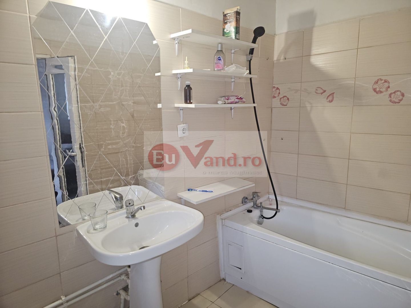 Casa 35 mp cu curte 300 mp, Micro 17 – Str. Oltului, 250 euro lunar - Poză 9