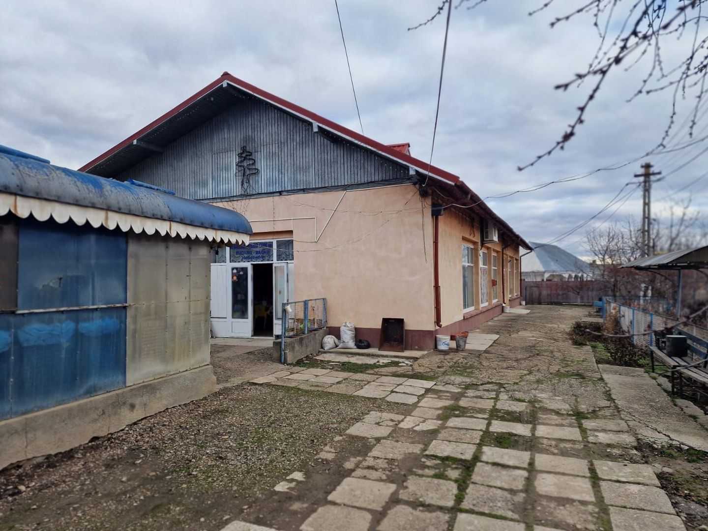 Se oferă spre vânzare / închiriere clădire cu spațiu comercial - Poză 13