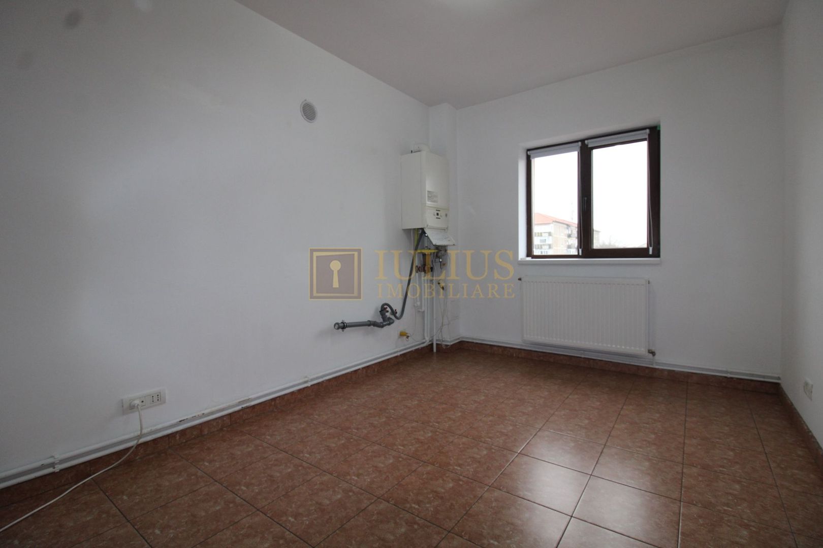 8 incaperi, 2 bai, centrala proprie, 3 locuri de parcare; Lipovei. - Poză 15