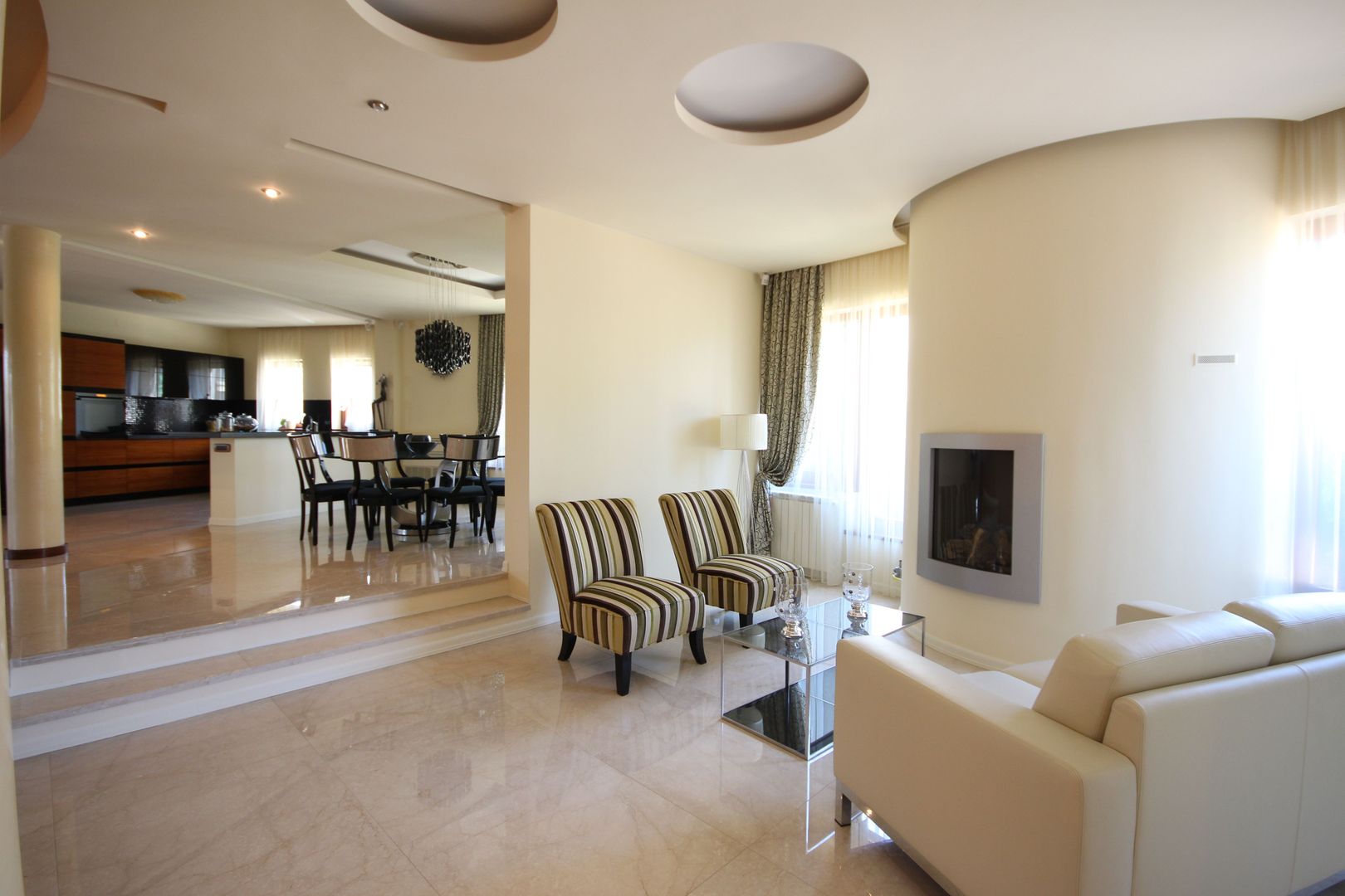 O casa deosebita cu Piscina - Poză 7