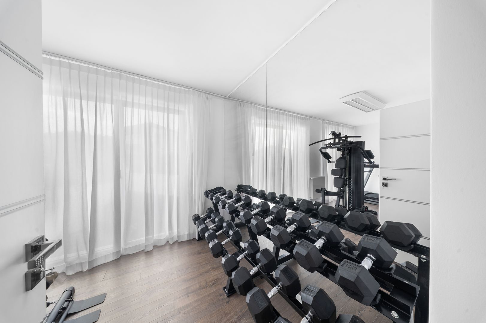 Vilă exclusivistă cu arhitectură și mobilier de designer I Livezeni - Poză 18