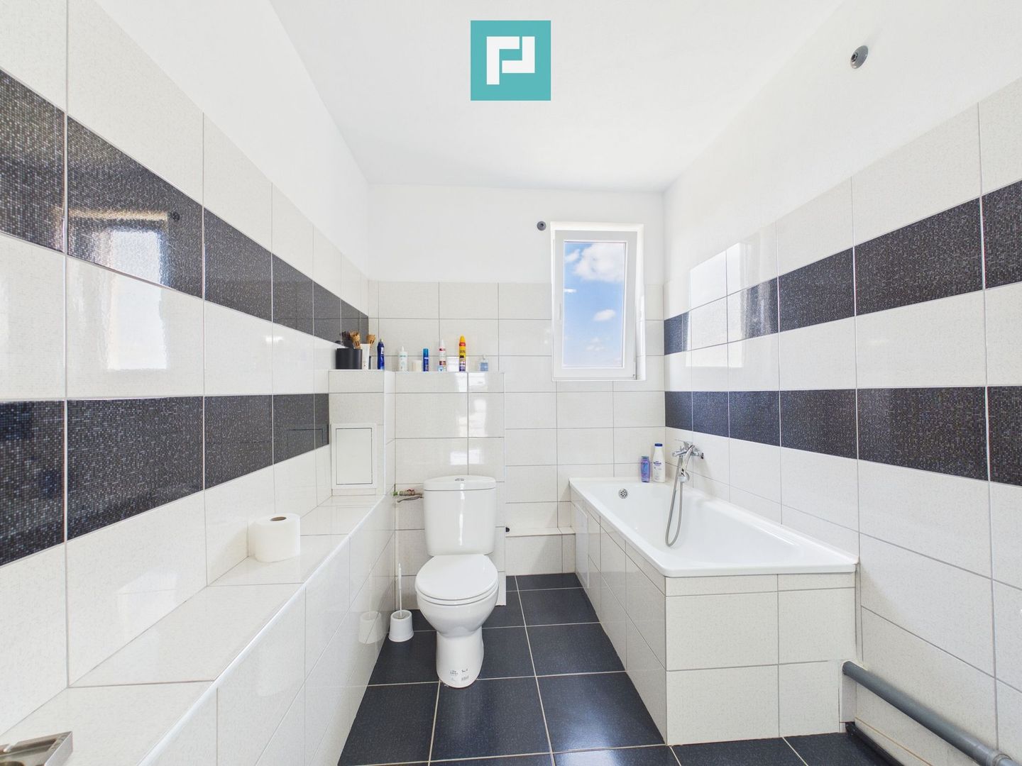 Casă cu 7 camere și teren generos în Șofronea - Poză 15