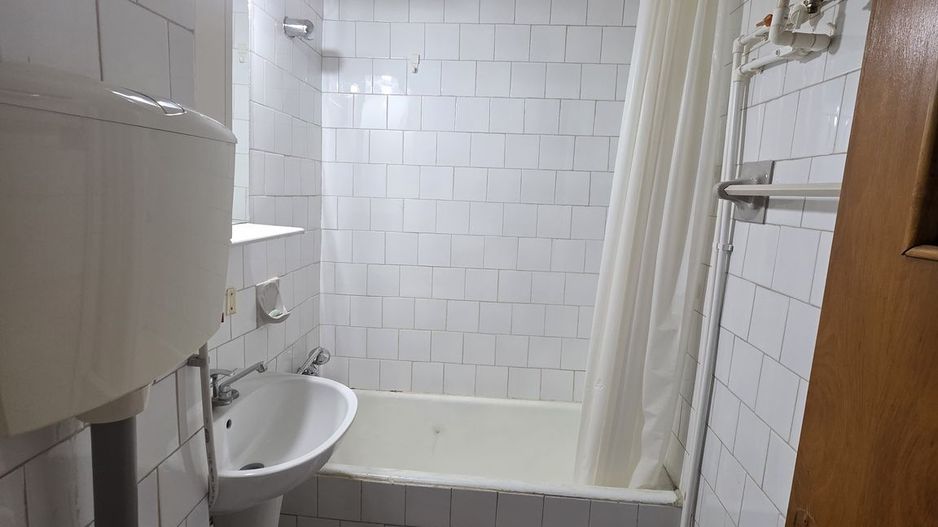 Vedere panoramica spre apus // spatioasa // imobil renovat - Poză 7