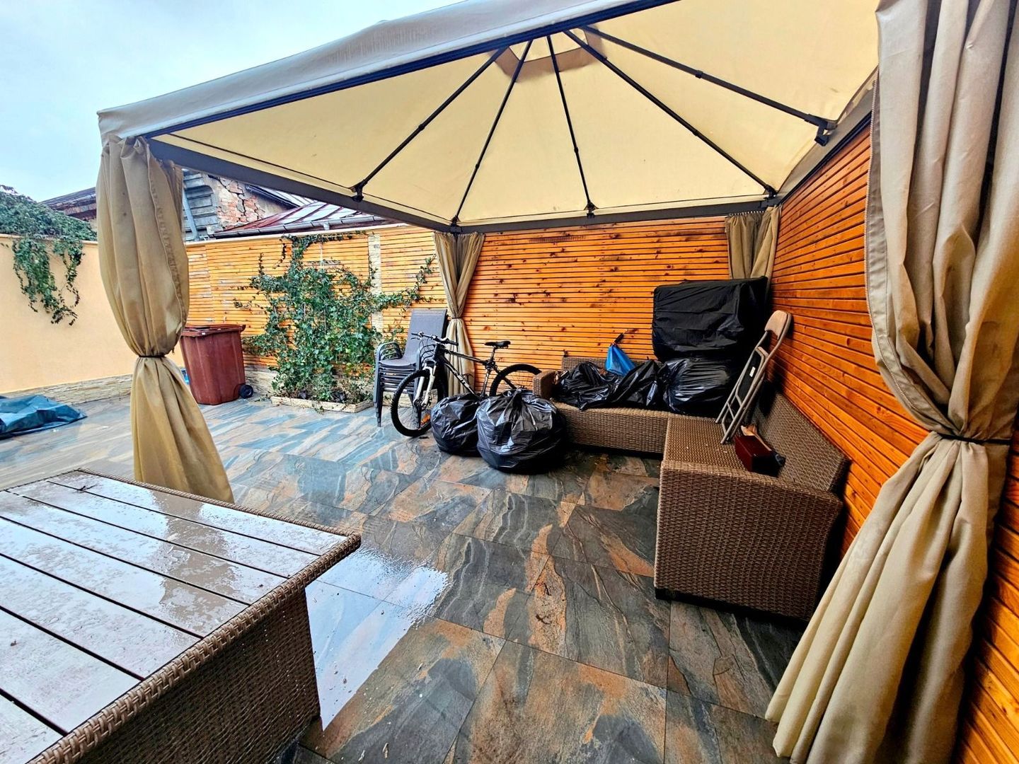 De vanzare - Casa 2 camere, renovata - singur in curte -Piata Centrala - Poză 1