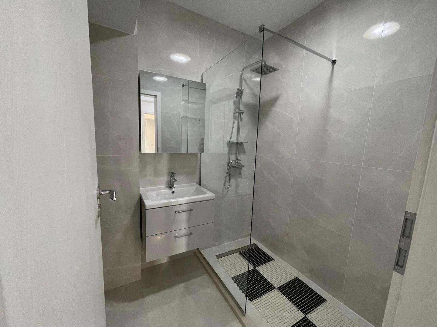 AP. 2 CAMERE- APARATORI,PARCARE INCLUSA, MASINA DE SPALAT VASE, METROU - Poză 10
