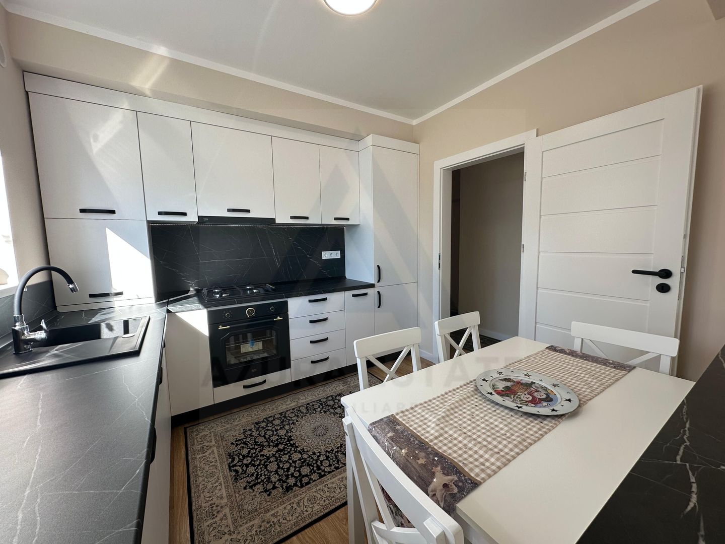 Apartament ultrafinisat 2 camere balcon 7.5 mp si parcare in Cristian - Poză 2