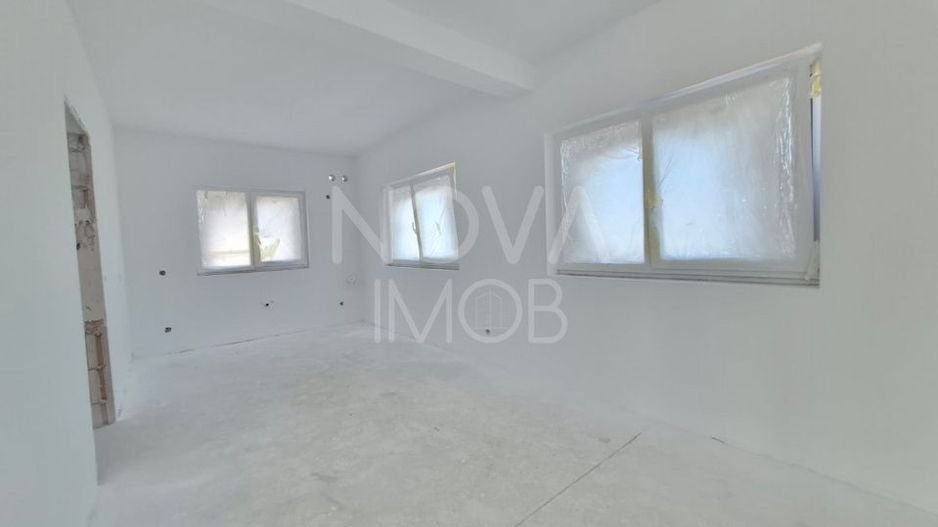 Casa tip duplex, la alb - Sura Mica - COMISION 0 - Poză 7